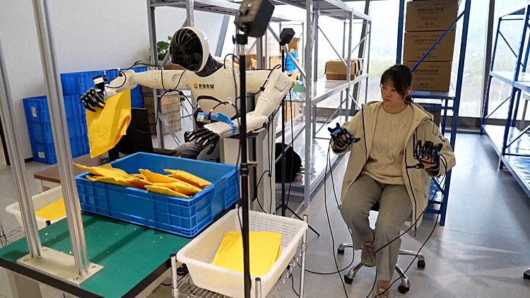 VR-Equipped Humans Train Robots